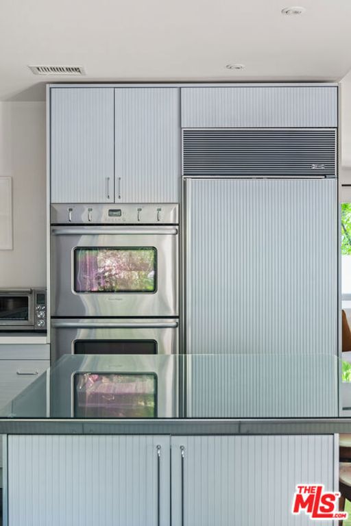 Image 18 of property listing at 9648 Yoakum Drive, Beverly Hills, CA 90210