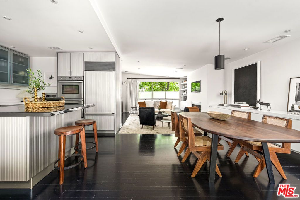 Image 19 of property listing at 9648 Yoakum Drive, Beverly Hills, CA 90210