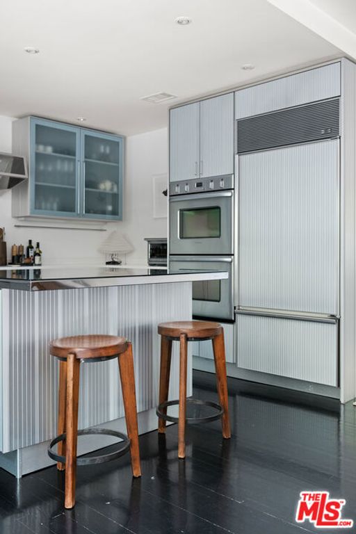 Image 22 of property listing at 9648 Yoakum Drive, Beverly Hills, CA 90210