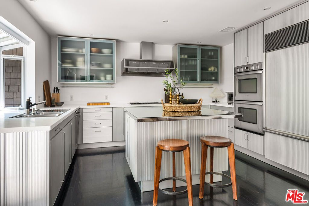 Image 23 of property listing at 9648 Yoakum Drive, Beverly Hills, CA 90210