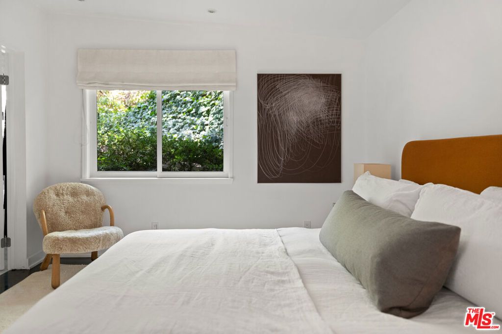 Image 24 of property listing at 9648 Yoakum Drive, Beverly Hills, CA 90210