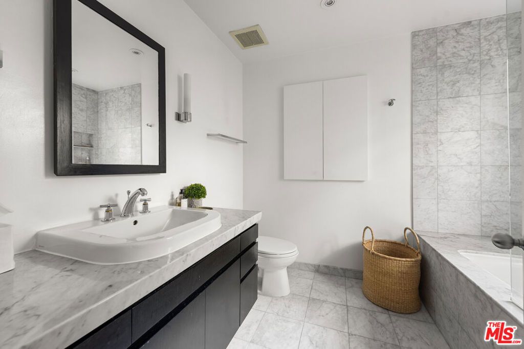 Image 26 of property listing at 9648 Yoakum Drive, Beverly Hills, CA 90210