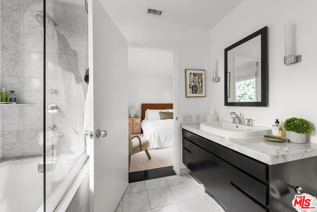 Image 27 of property listing at 9648 Yoakum Drive, Beverly Hills, CA 90210