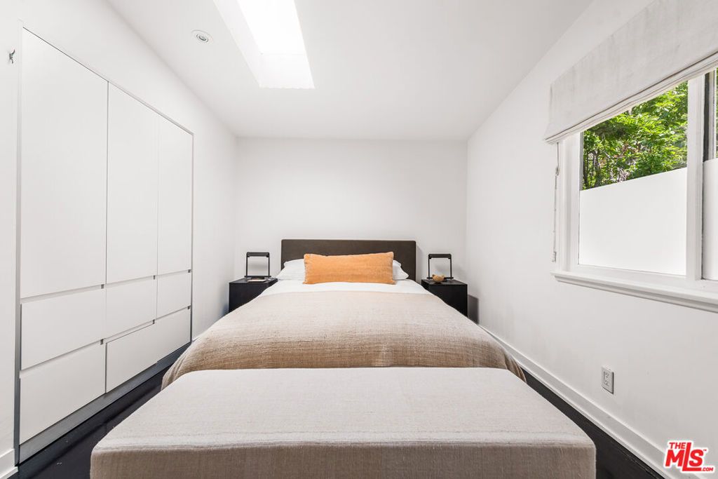 Image 29 of property listing at 9648 Yoakum Drive, Beverly Hills, CA 90210