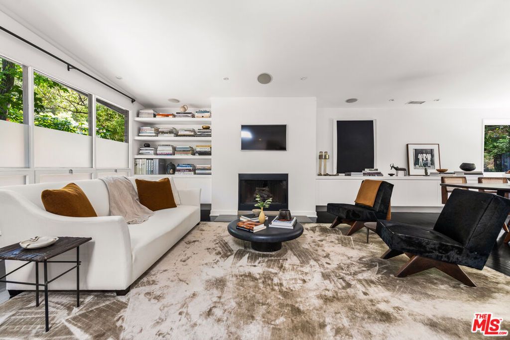 Image 3 of property listing at 9648 Yoakum Drive, Beverly Hills, CA 90210