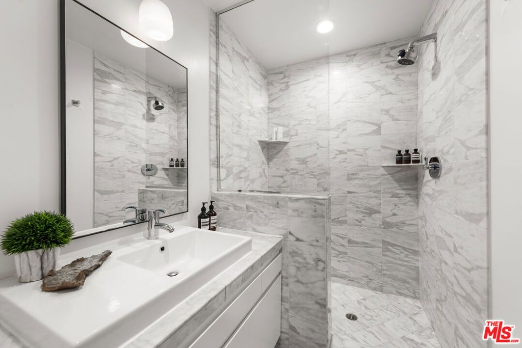 Image 30 of property listing at 9648 Yoakum Drive, Beverly Hills, CA 90210