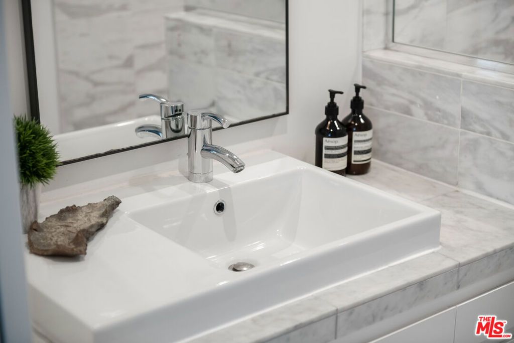 Image 32 of property listing at 9648 Yoakum Drive, Beverly Hills, CA 90210