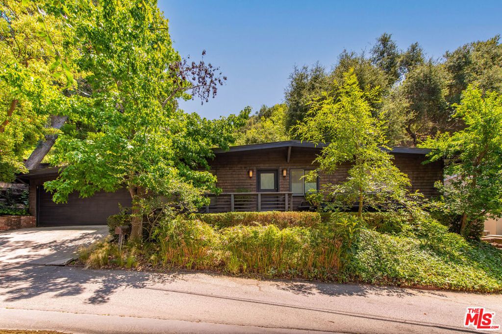 Image 37 of property listing at 9648 Yoakum Drive, Beverly Hills, CA 90210