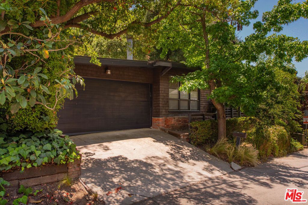 Image 38 of property listing at 9648 Yoakum Drive, Beverly Hills, CA 90210