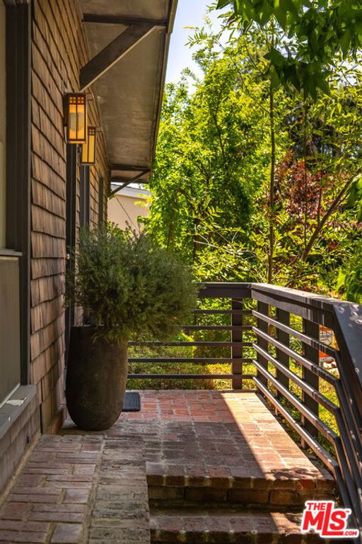 Image 39 of property listing at 9648 Yoakum Drive, Beverly Hills, CA 90210