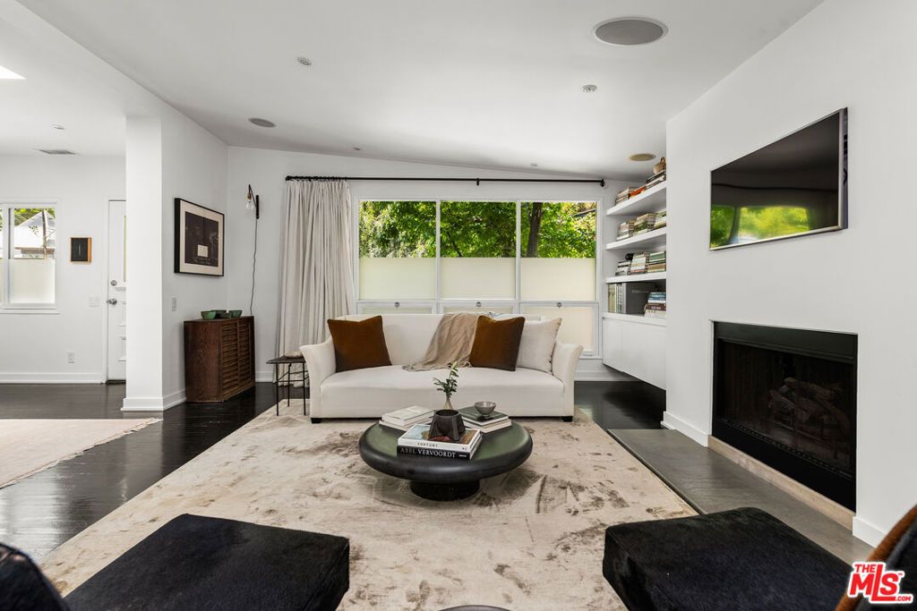 Image 4 of property listing at 9648 Yoakum Drive, Beverly Hills, CA 90210