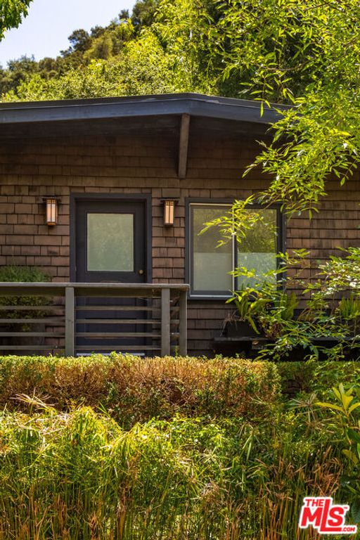 Image 40 of property listing at 9648 Yoakum Drive, Beverly Hills, CA 90210