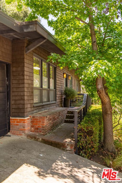 Image 41 of property listing at 9648 Yoakum Drive, Beverly Hills, CA 90210