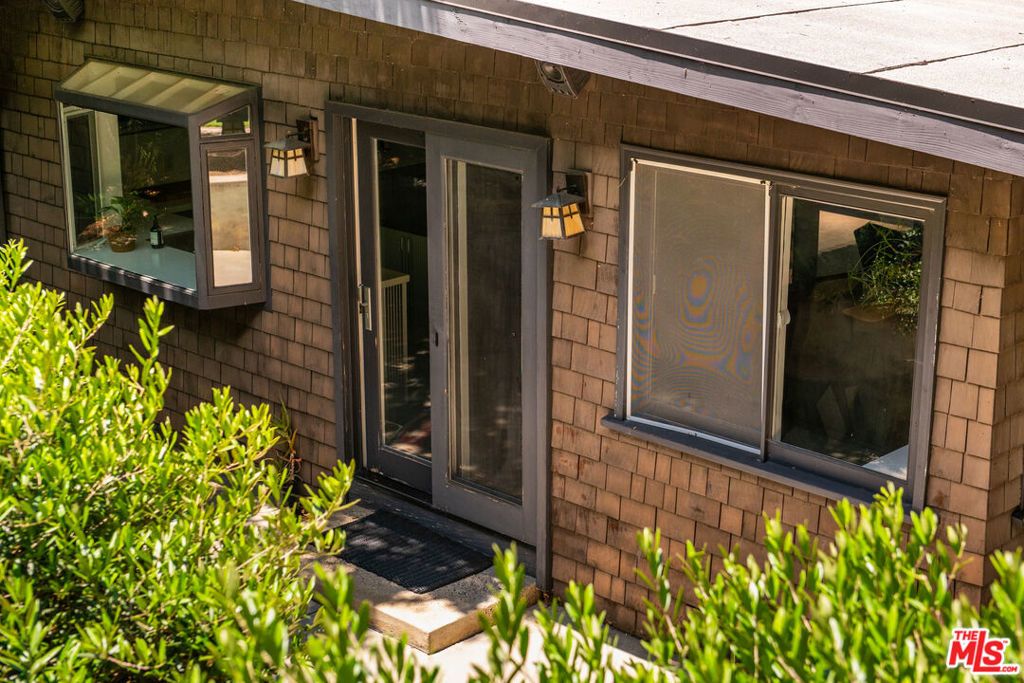 Image 42 of property listing at 9648 Yoakum Drive, Beverly Hills, CA 90210