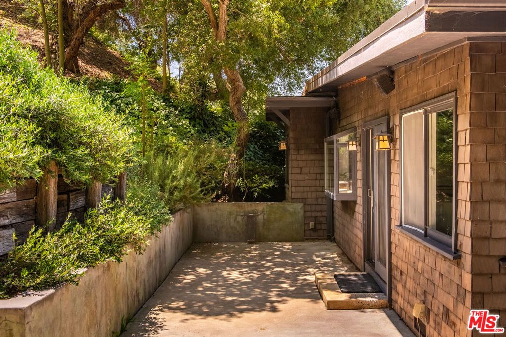 Image 46 of property listing at 9648 Yoakum Drive, Beverly Hills, CA 90210