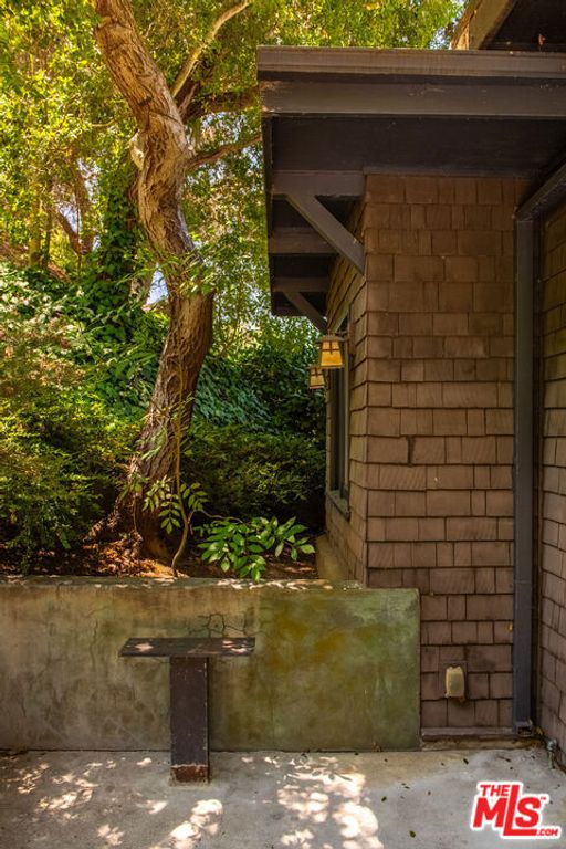Image 49 of property listing at 9648 Yoakum Drive, Beverly Hills, CA 90210