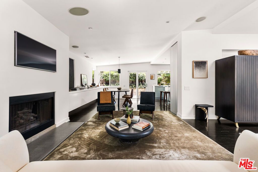 Image 5 of property listing at 9648 Yoakum Drive, Beverly Hills, CA 90210