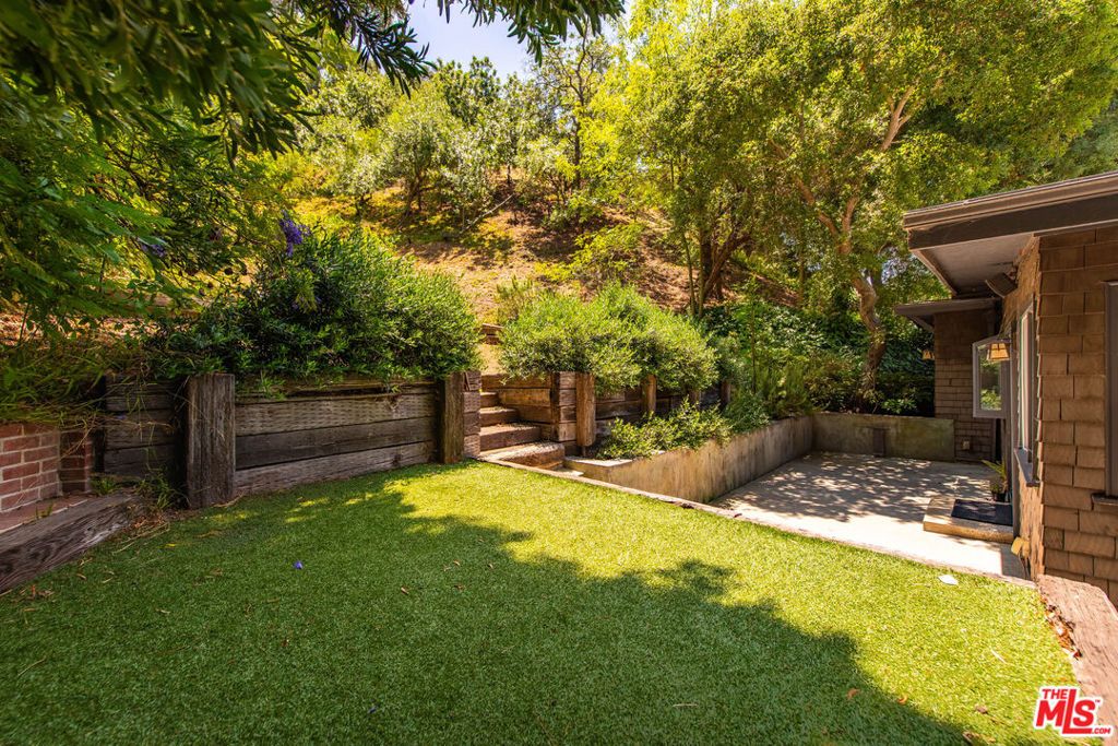 Image 50 of property listing at 9648 Yoakum Drive, Beverly Hills, CA 90210