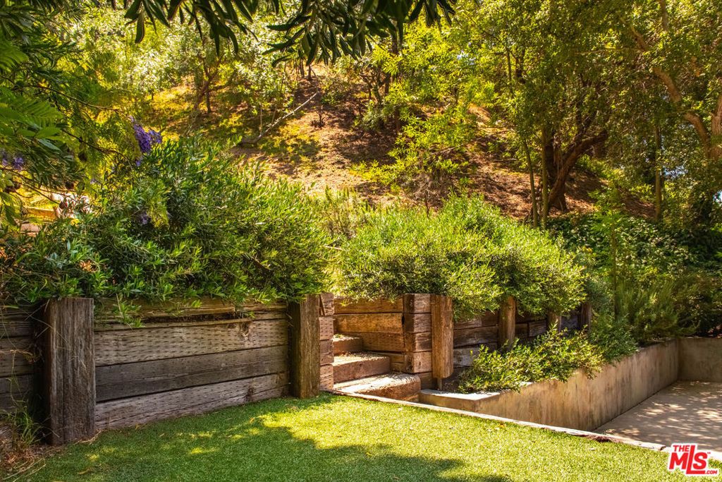 Image 51 of property listing at 9648 Yoakum Drive, Beverly Hills, CA 90210