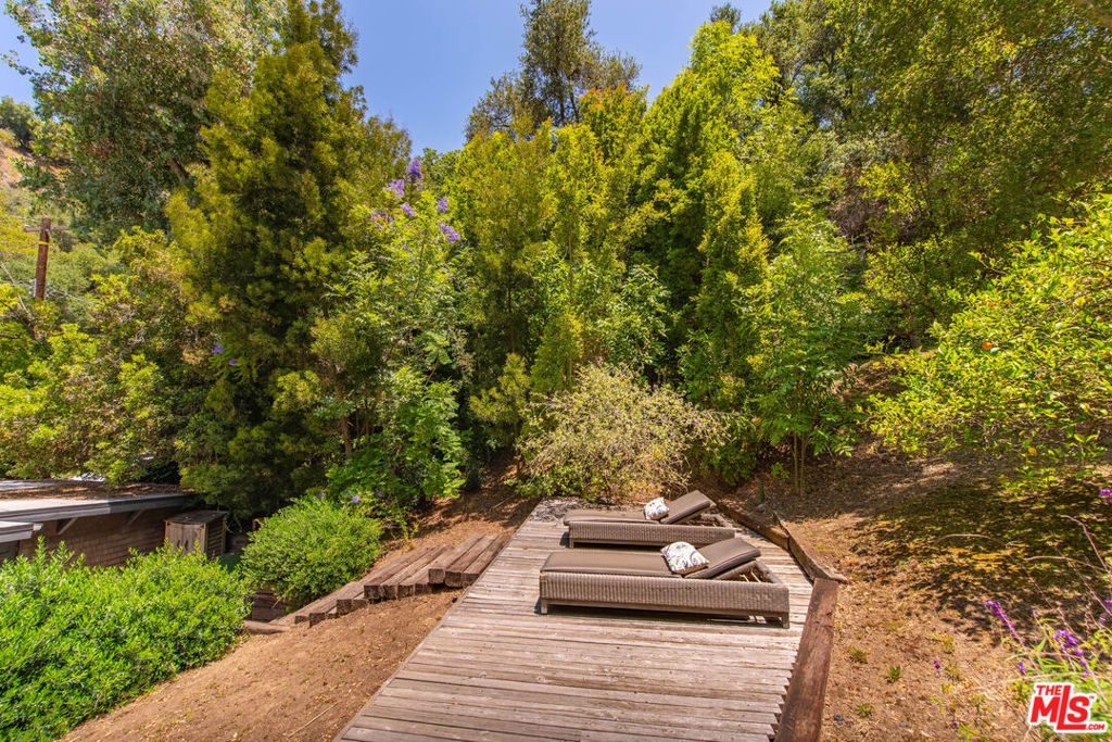 Image 52 of property listing at 9648 Yoakum Drive, Beverly Hills, CA 90210