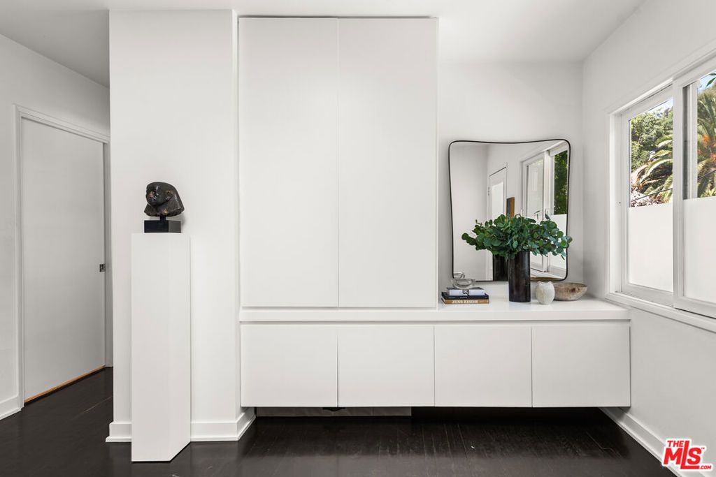 Image 6 of property listing at 9648 Yoakum Drive, Beverly Hills, CA 90210