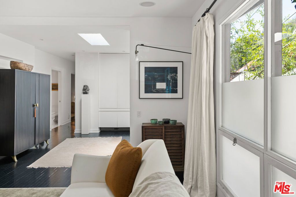 Image 7 of property listing at 9648 Yoakum Drive, Beverly Hills, CA 90210