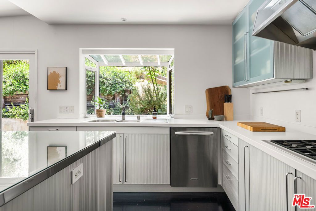 Image 9 of property listing at 9648 Yoakum Drive, Beverly Hills, CA 90210