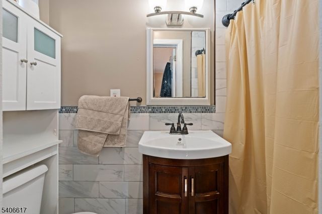 36 N Vivyen St, Bergenfield Boro, NJ 07621