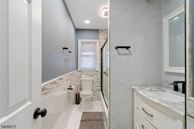 36 N Vivyen St, Bergenfield Boro, NJ 07621