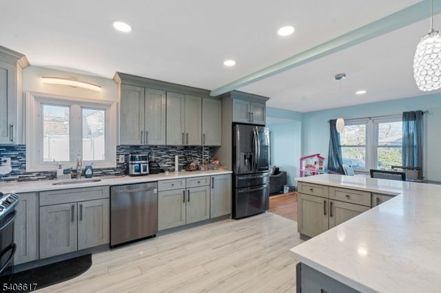 36 N Vivyen St, Bergenfield Boro, NJ 07621