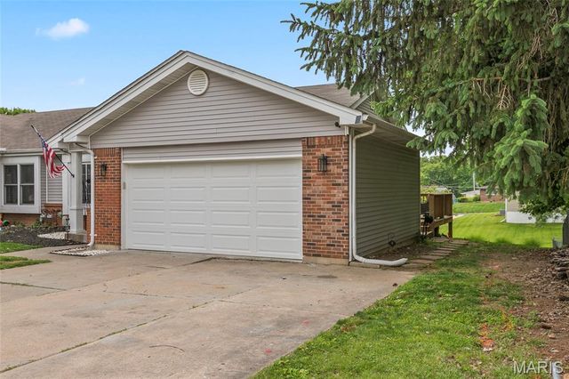 2411 Muegge Road, St Charles, MO 63303