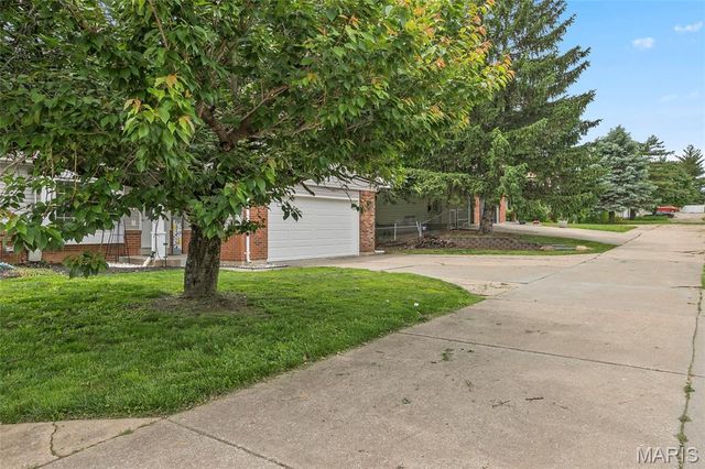2411 Muegge Road, St Charles, MO 63303