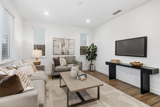 2033 Lake Range Way, Roseville, CA 95747