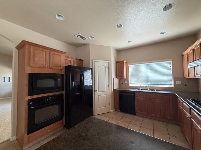 548 W Serena Avenue, Clovis, CA 93619