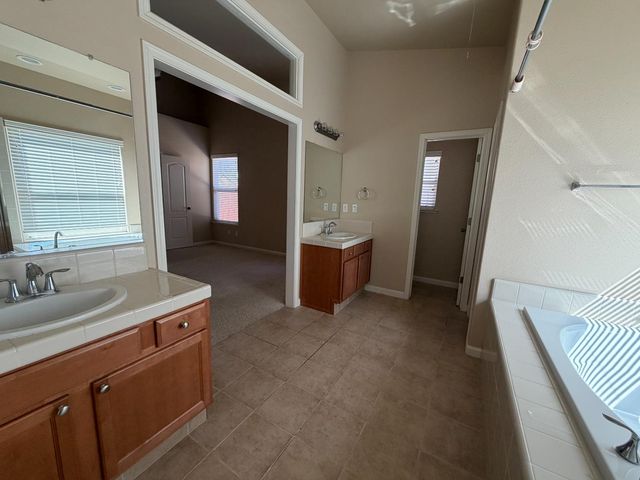 548 W Serena Avenue, Clovis, CA 93619