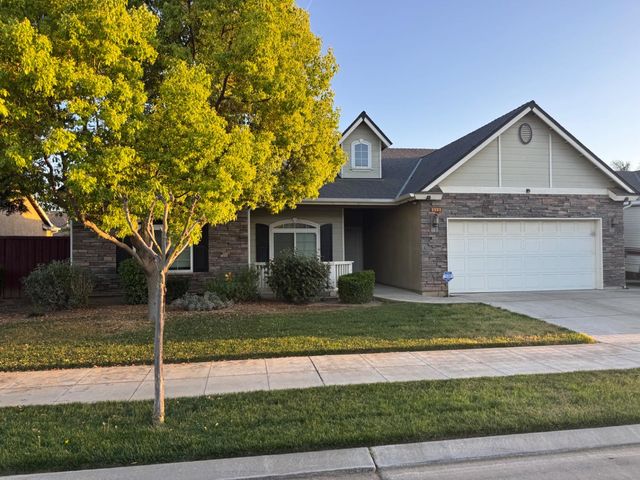 548 W Serena Avenue, Clovis, CA 93619