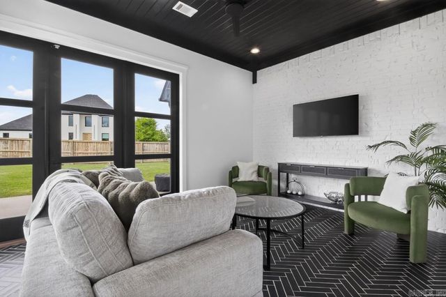 7509 S Shoreline Blvd, Benton, AR 72019