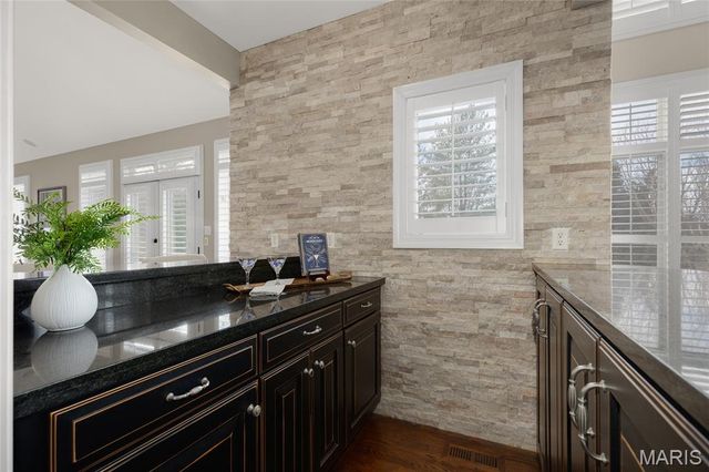 997 Tara Oaks Drive, Chesterfield, MO 63005