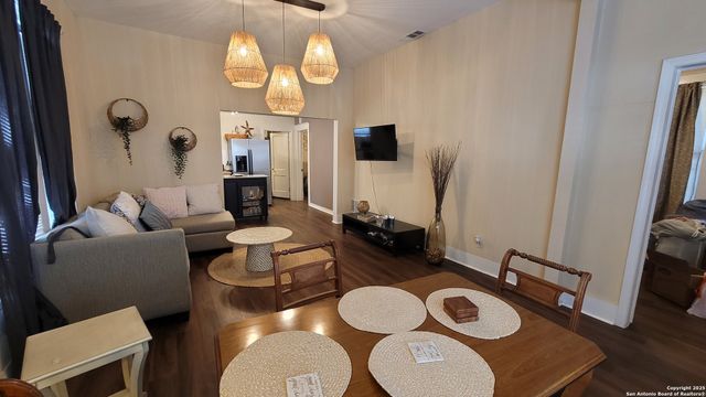 203 Warren, San Antonio, TX 78212