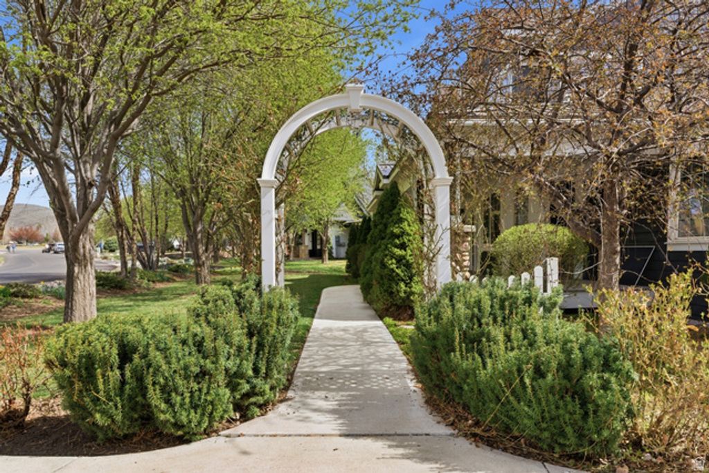 Image 4 of property listing at 1232 N DUTCH FIELDS PKWY, Midway, UT 84049
