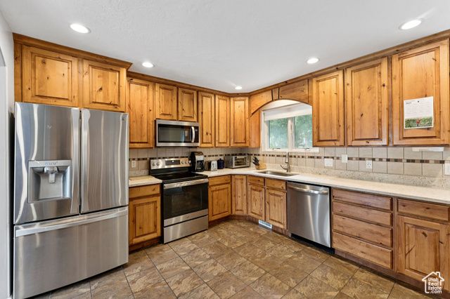 8926 S MIDVALLEY DR, West Jordan, UT 84088