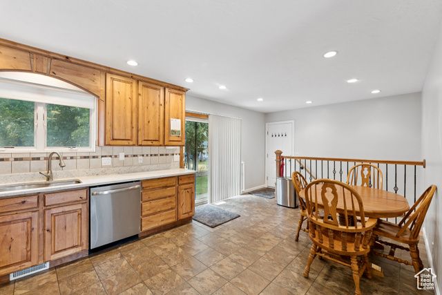 8926 S MIDVALLEY DR, West Jordan, UT 84088