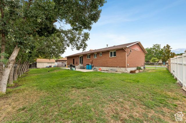 8926 S MIDVALLEY DR, West Jordan, UT 84088