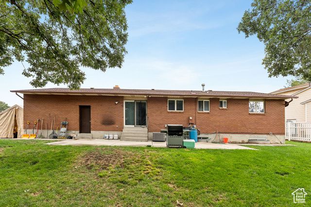 8926 S MIDVALLEY DR, West Jordan, UT 84088