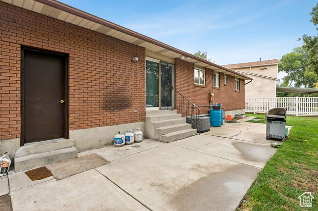 8926 S MIDVALLEY DR, West Jordan, UT 84088