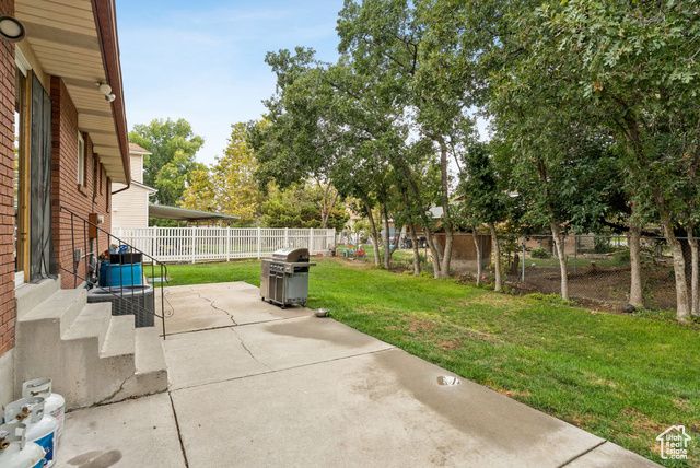 8926 S MIDVALLEY DR, West Jordan, UT 84088