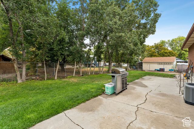 8926 S MIDVALLEY DR, West Jordan, UT 84088