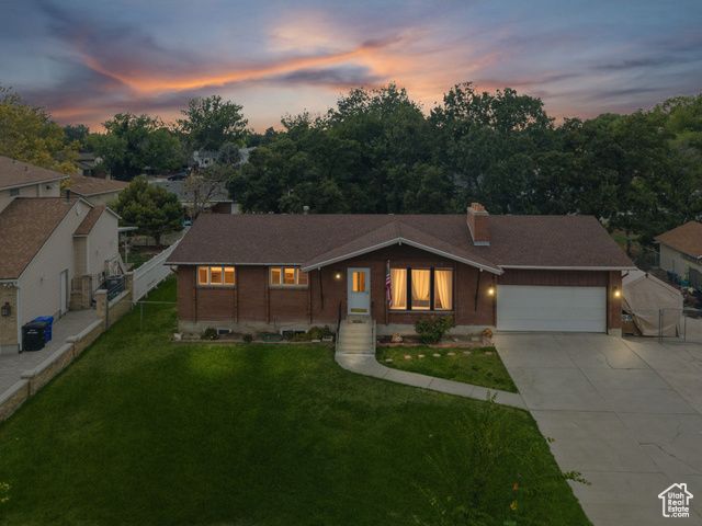 8926 S MIDVALLEY DR, West Jordan, UT 84088