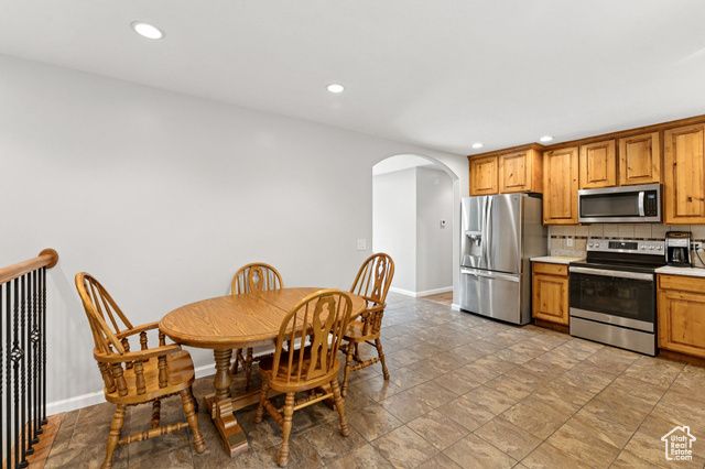 8926 S MIDVALLEY DR, West Jordan, UT 84088