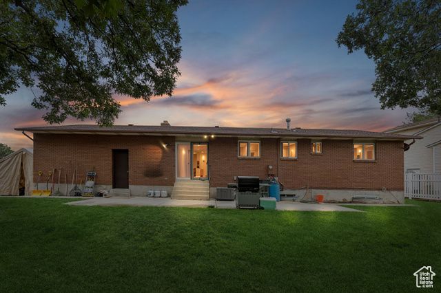 8926 S MIDVALLEY DR, West Jordan, UT 84088